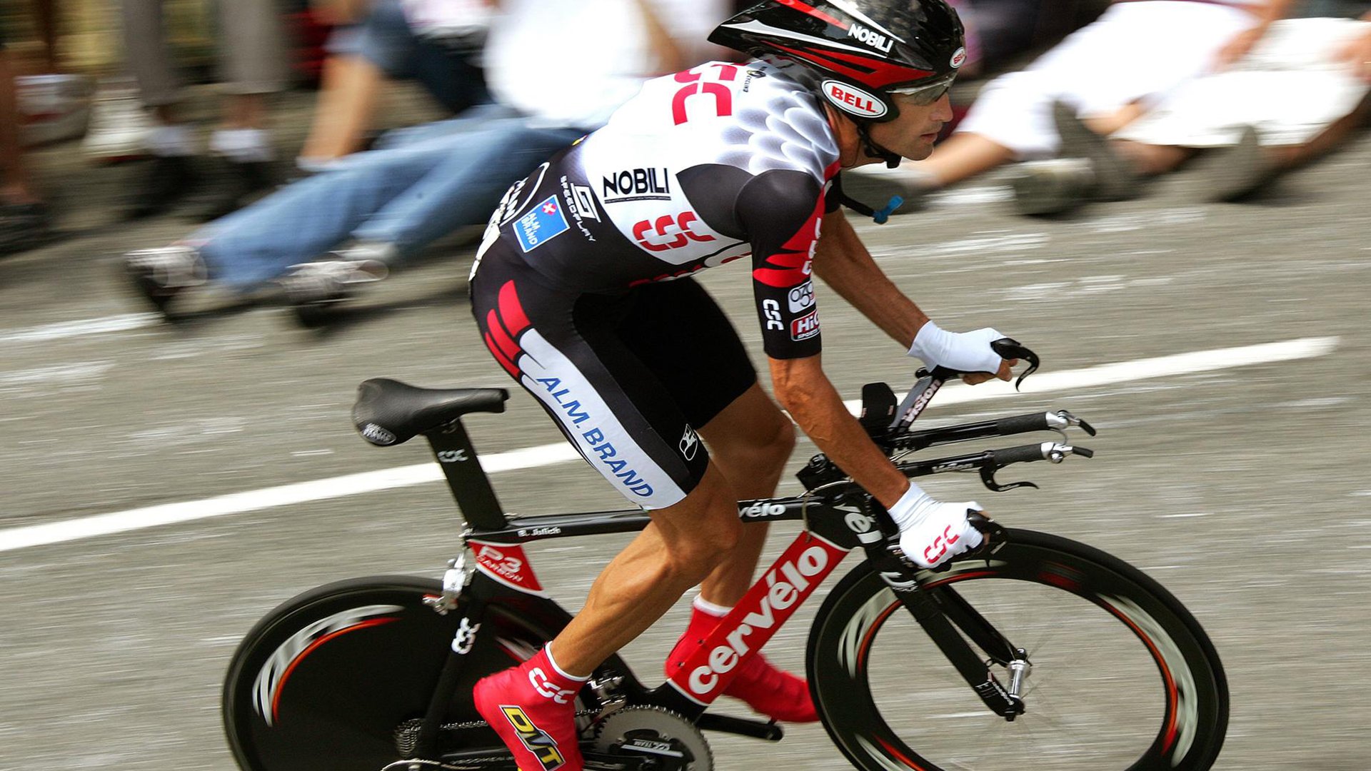 “高新区全民健身馆壁球：这场比赛，分秒必争，胜者全凭瞬间反应”